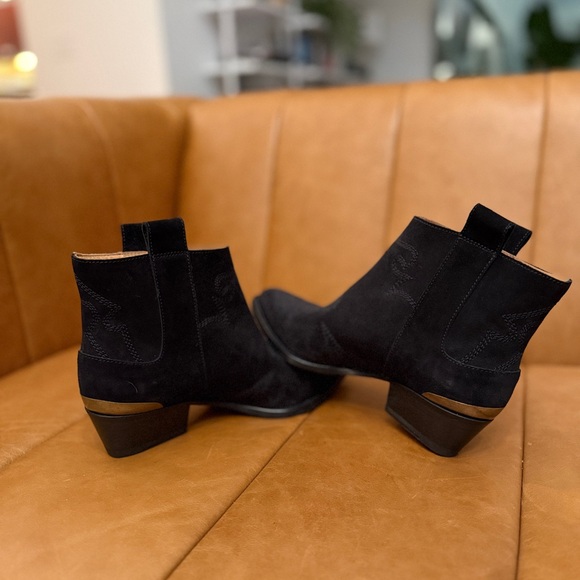 Elegant Black Suede Leather Ankle Booties Made in Italy - Picture 2 of 5